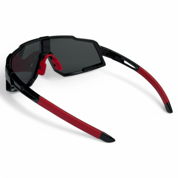 M100 C1 okulary sportowe czarne z czerwonym noskiem i zausznikami - widok od tyłu
