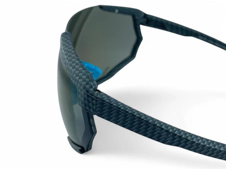 Okulary sportowe M108 C4 - detale ramki karbonowe, niebieskie końcówki zauszników