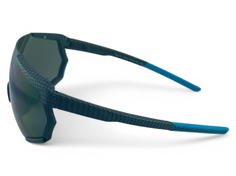 Okulary sportowe M108 C4 - detale zausznika, wykończenie karbonowe z niebieskim akcentem