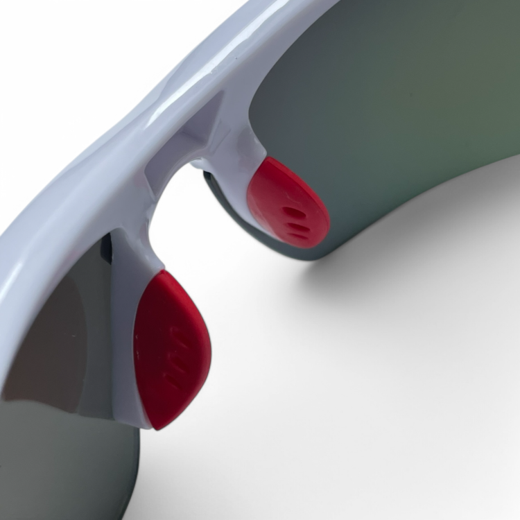 M117 C3 okulary sportowe białe z czerwonymi noskami - zbliżenie