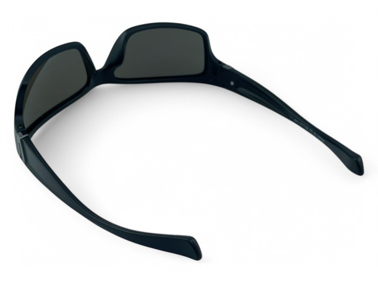 M118 C2 okulary sportowe czarne - widok z tyłu, ciemne soczewki