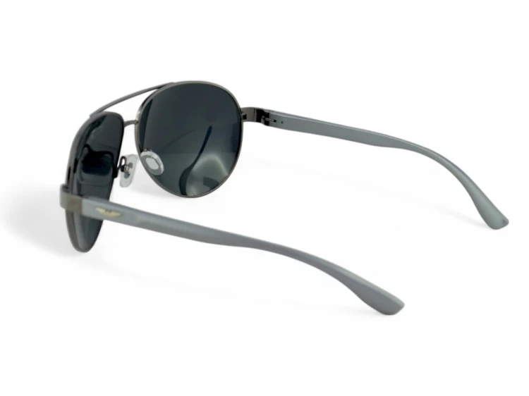 Police s8953 c2 okulary pilotki metalowe - detal zausznika z boku