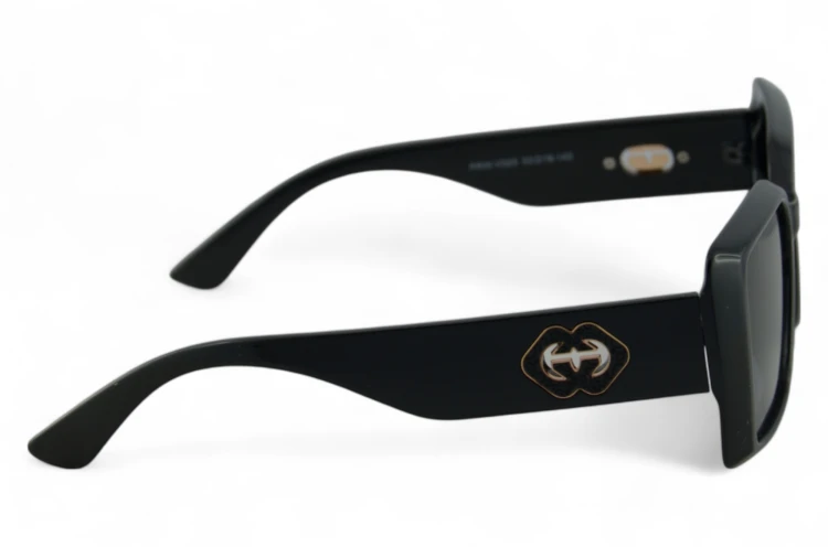 PRW-V525 C1 BLCK okulary damskie czarne kwadratowe z logo - widok z boku