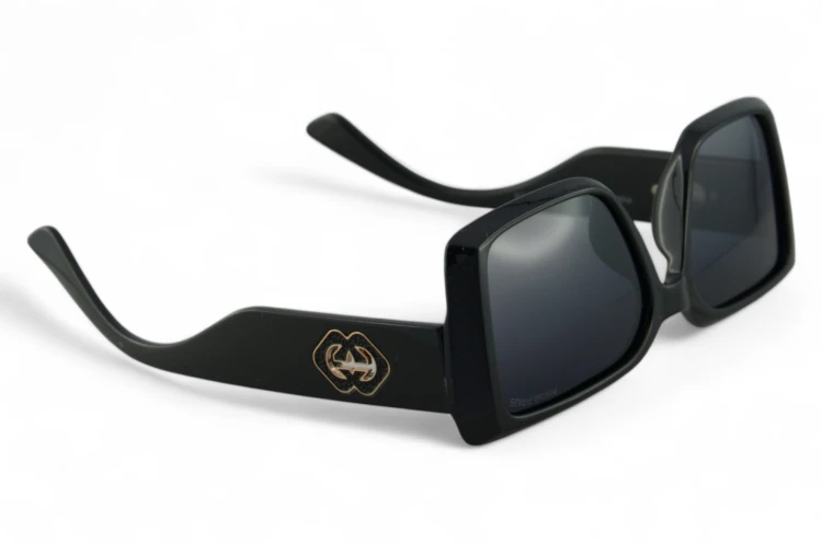 PRW-V525 C1 BLCK okulary damskie czarne kwadratowe z logo - widok z prawej strony