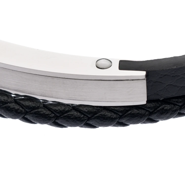 Męska bransoletka Pacific, zbliżenie na metalową blaszkę w kolorze srebrnym i czarny pleciony pasek