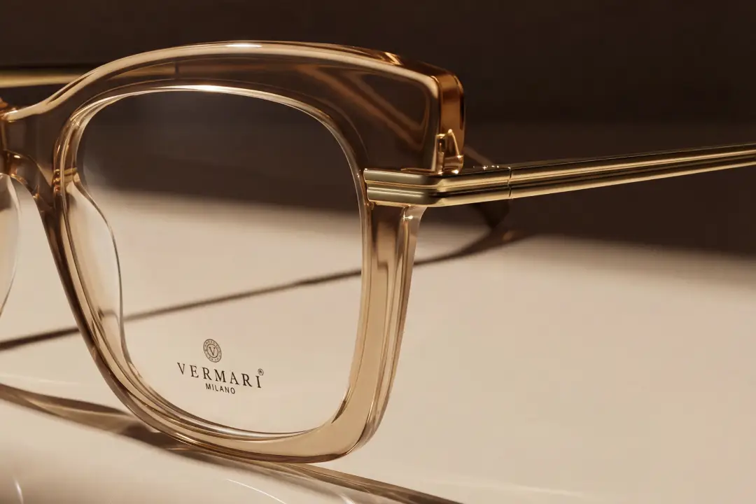 Zbliżenie na transparentną acetatową oprawę Vermari Milano z detalem zausznika i eleganckim wykończeniem